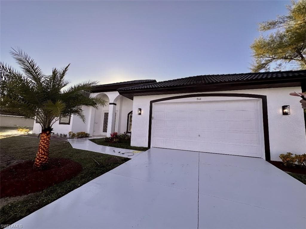 944 15th PL CAPE CORAL, FL 33991