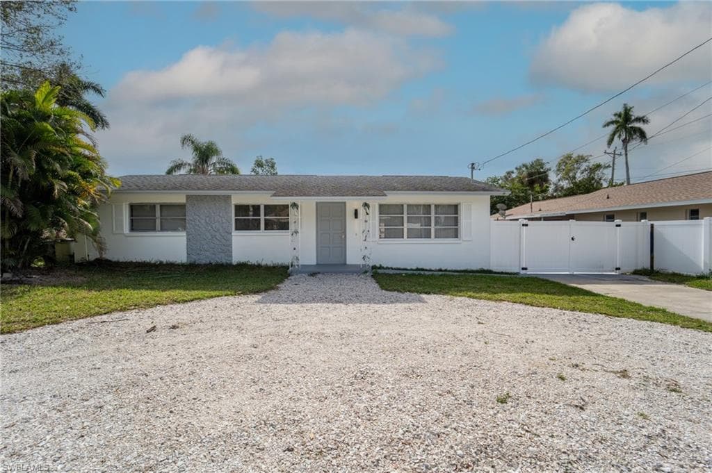 60 Cardinal DR NORTH FORT MYERS, FL 33917
