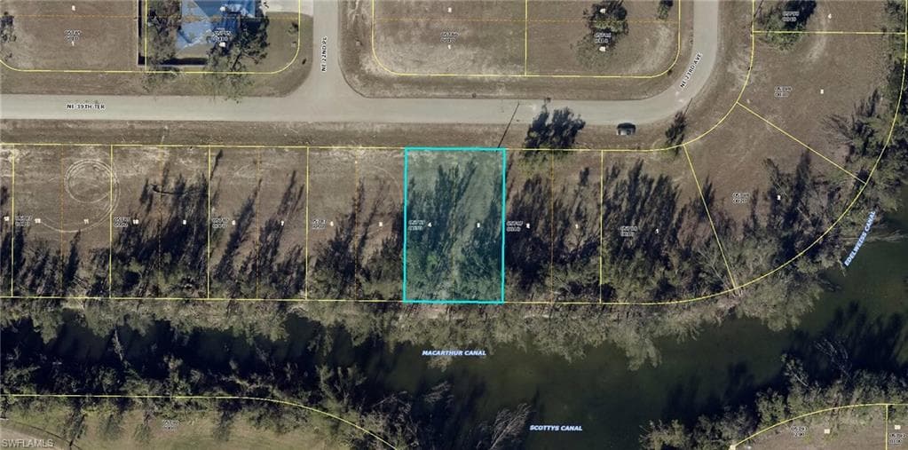 2220 NE 39th TER CAPE CORAL, FL 33909