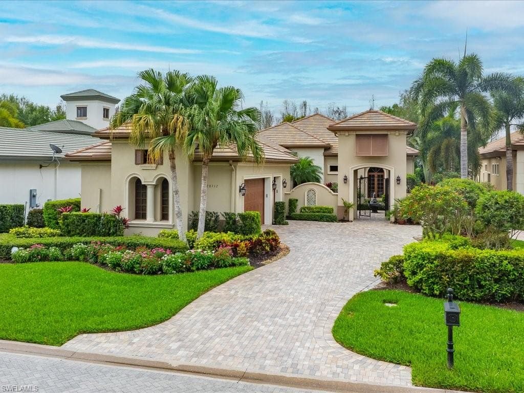 28712 La Caille DR NAPLES, FL 34119