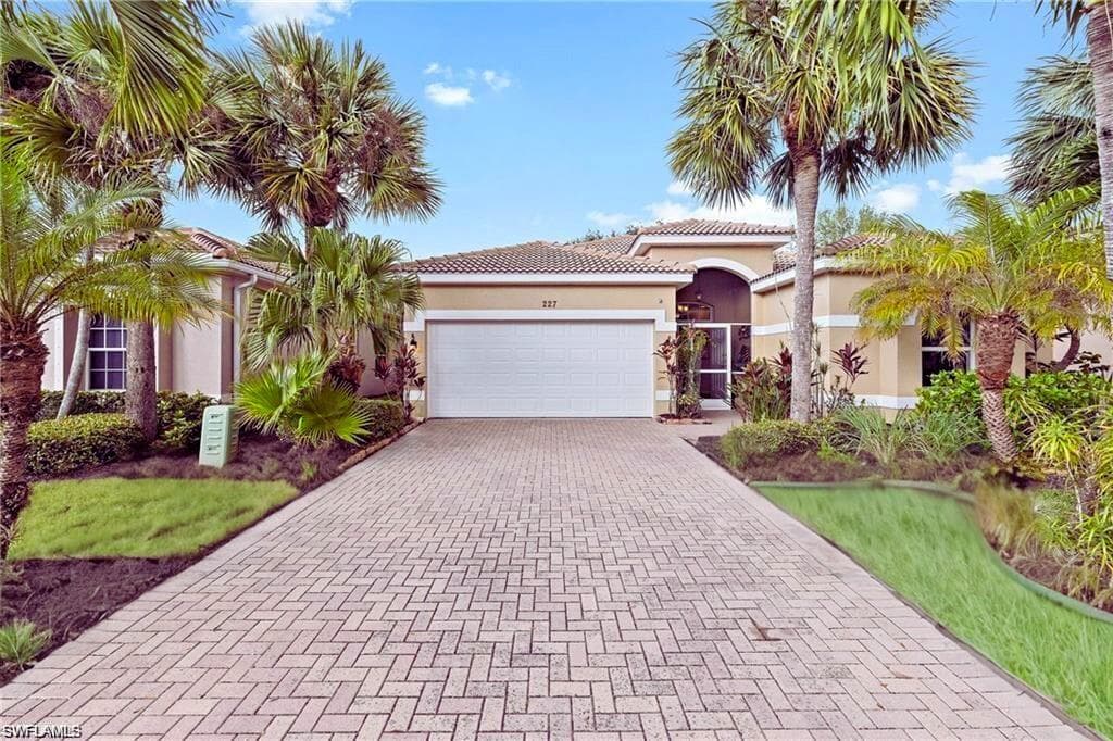 227 Glen Eagle CIR NAPLES, FL 34104