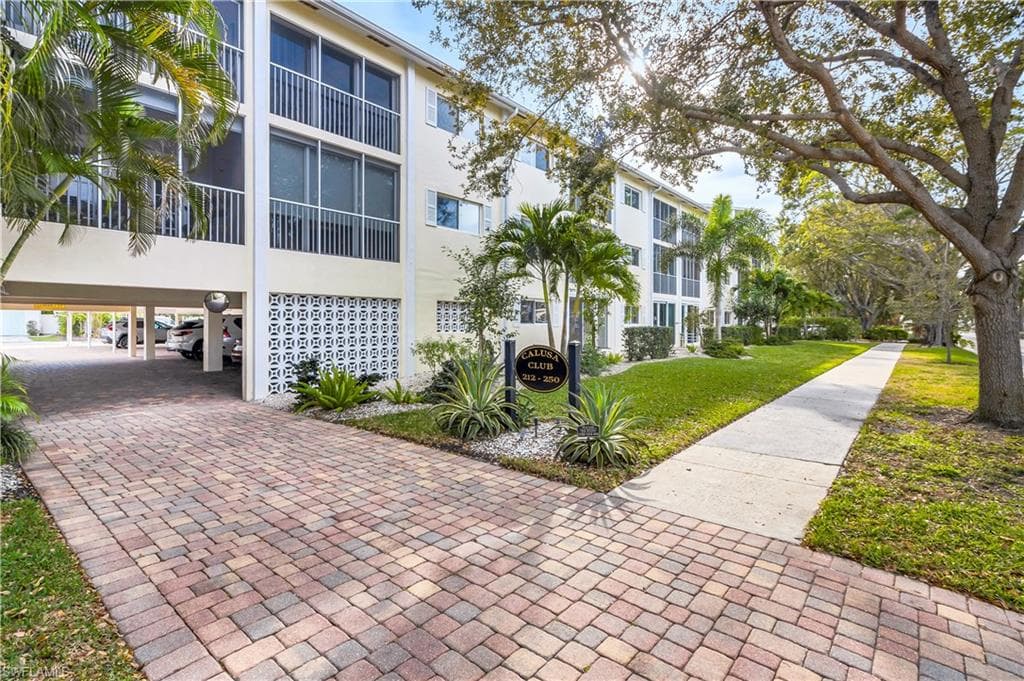 212 Banyan BLVD 212 NAPLES, FL 34102