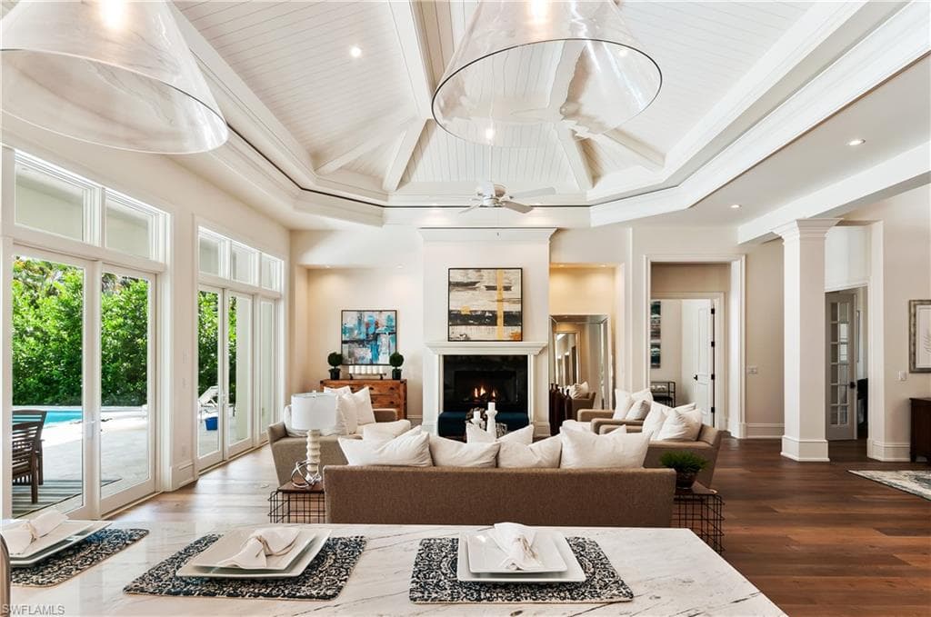 2820 Leeward LN NAPLES, FL 34103