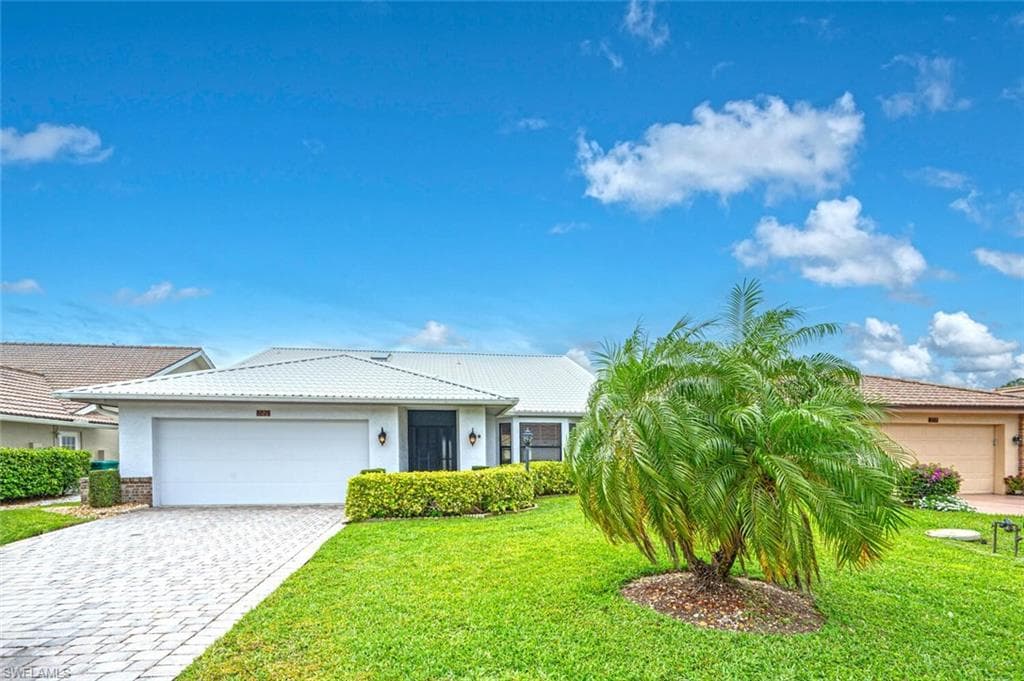 221 Saint James WAY NAPLES, FL 34104