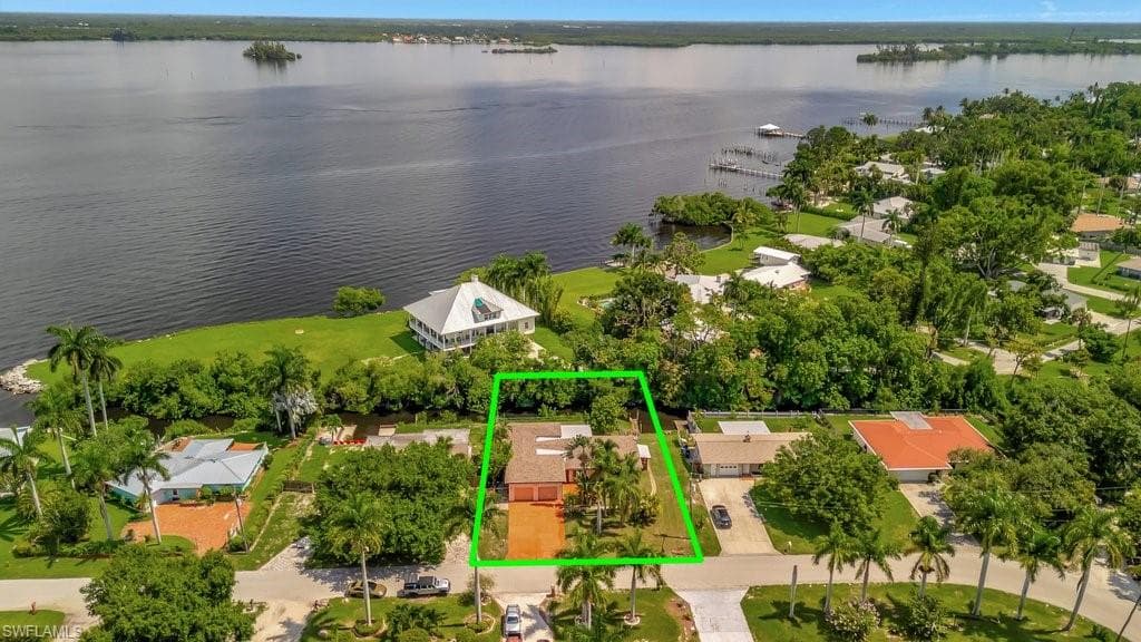 4143 E River DR FORT MYERS, FL 33916