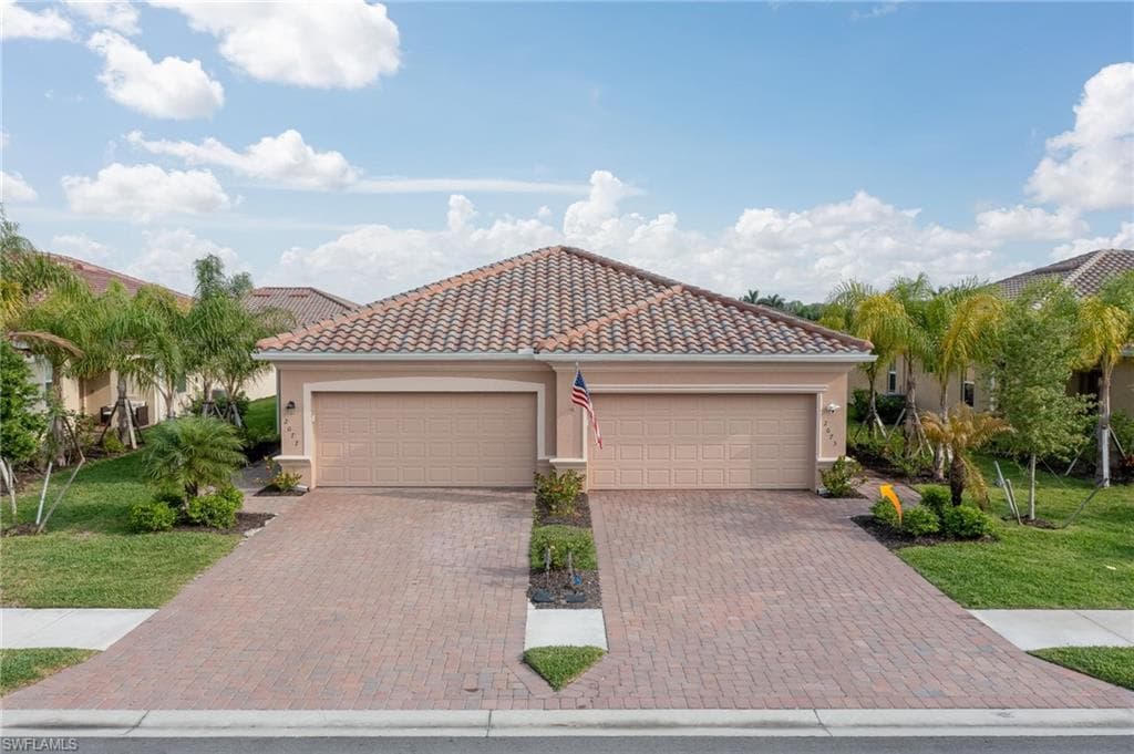 2073 Tamarron LN NAPLES, FL 34120