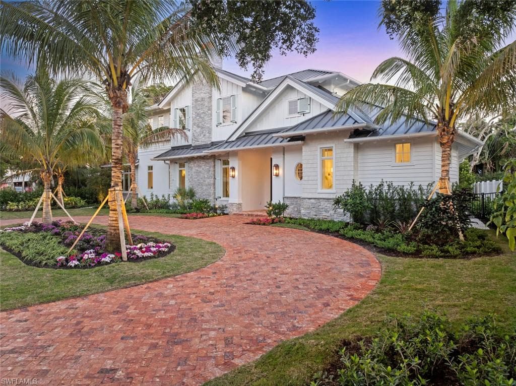 690 7th AVE N NAPLES, FL 34102