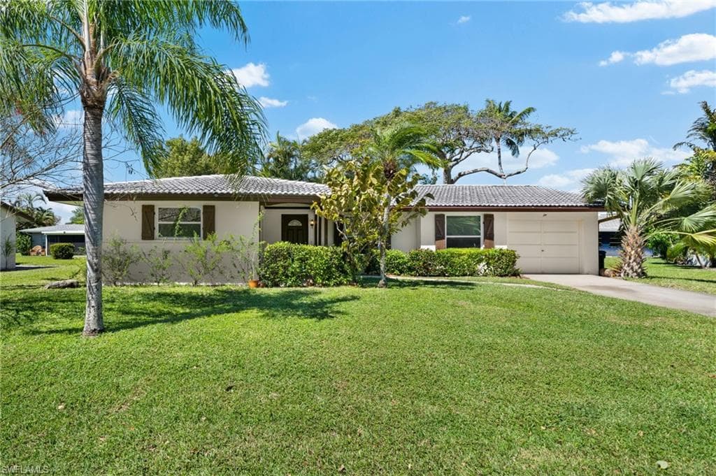 6 MAUI CIR NAPLES, FL 34112