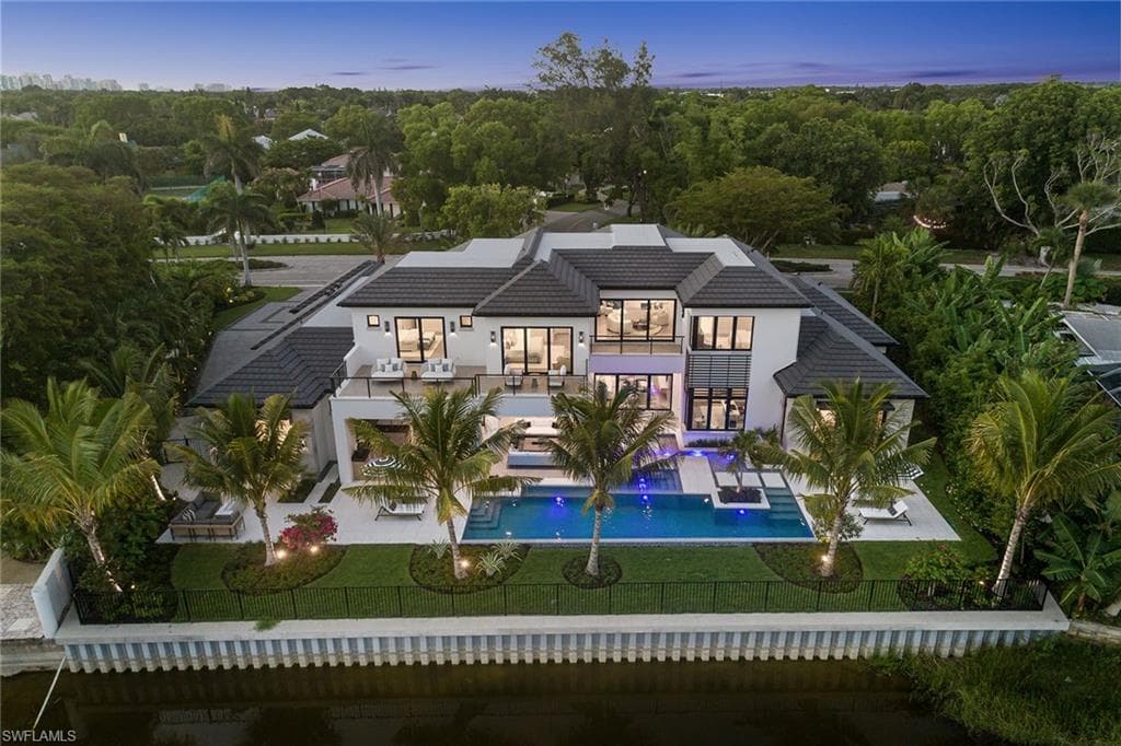 584 Banyan BLVD NAPLES, FL 34102