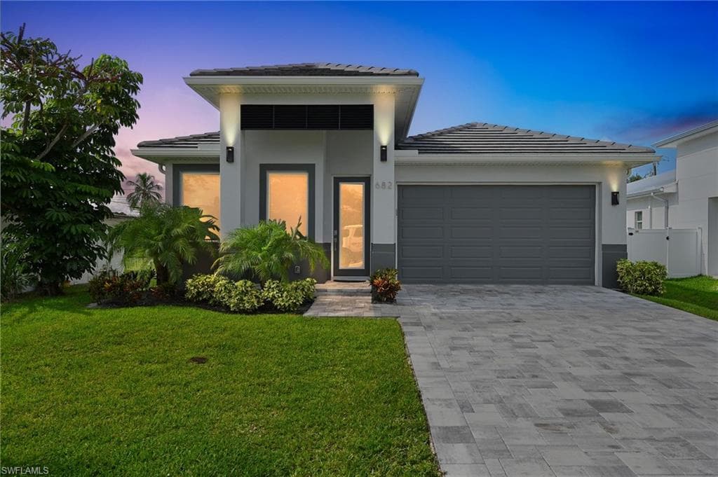 682 105th AVE N NAPLES, FL 34108