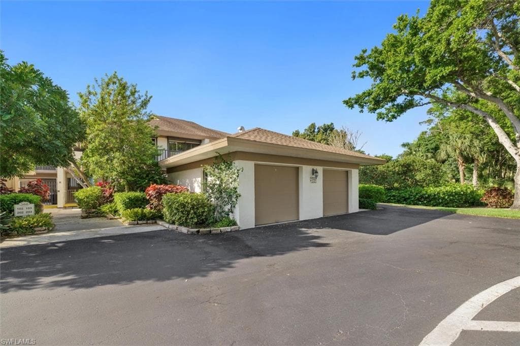 560 Retreat DR 103 NAPLES, FL 34110