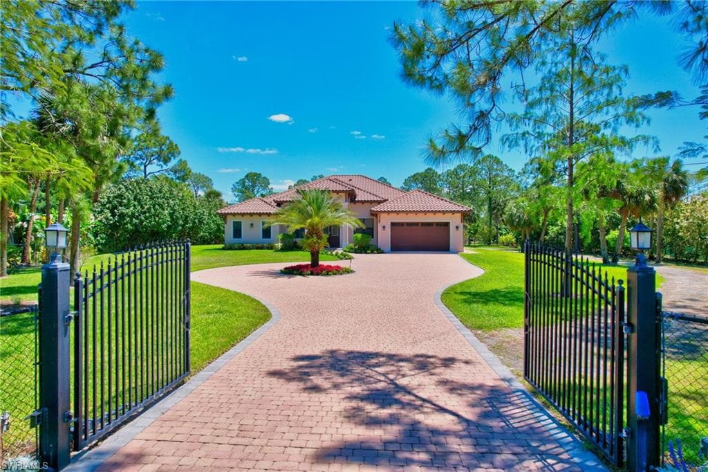 582 15th ST SW NAPLES, FL 34117