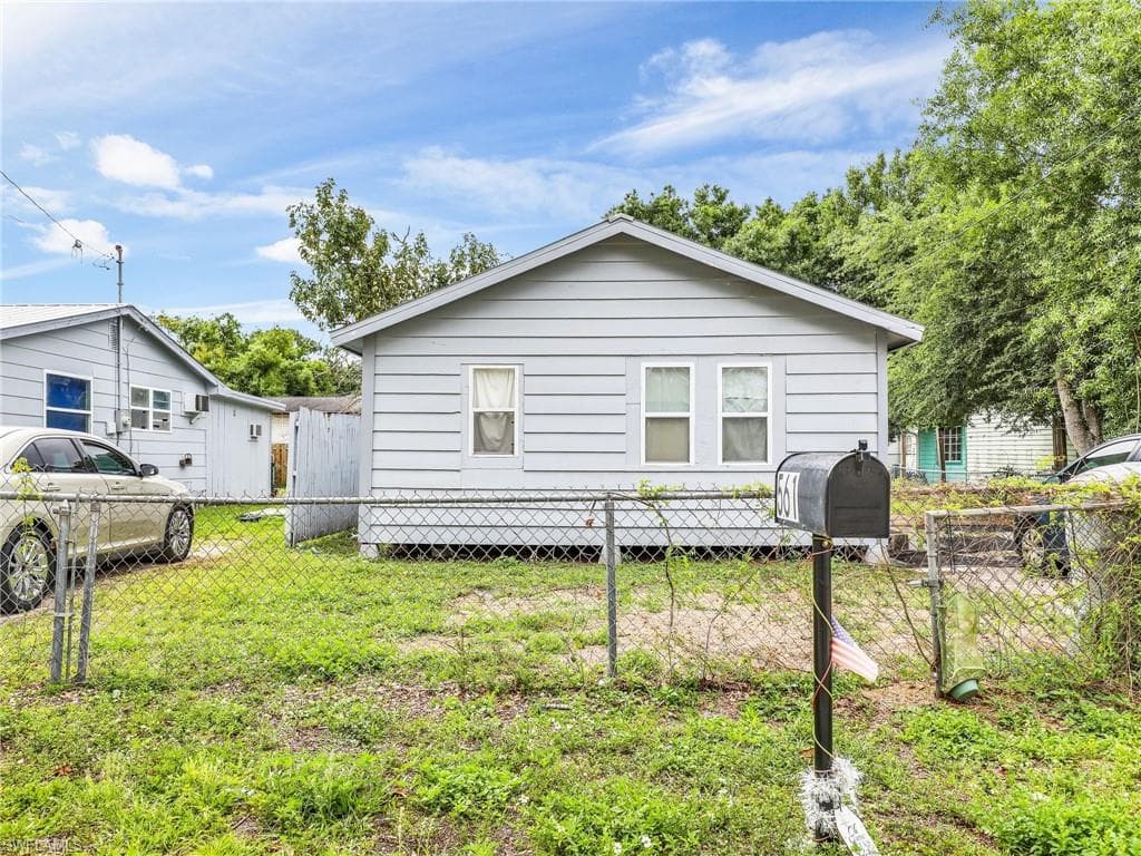 561 Clark ST NORTH FORT MYERS, FL 33903