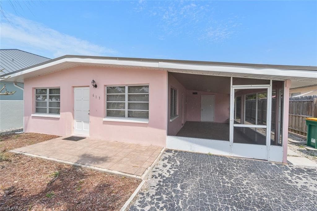 613 107th AVE N NAPLES, FL 34108