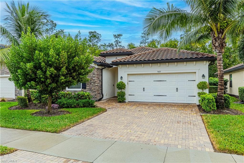 9423 Foxglove LN NAPLES, FL 34120