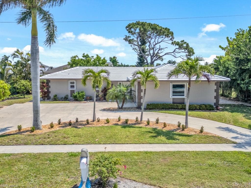 649 Nassau RD MARCO ISLAND, FL 34145