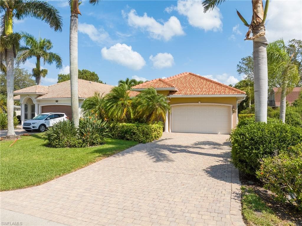 607 104th AVE N NAPLES, FL 34108