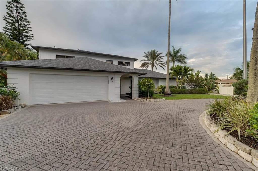 585 108th AVE N NAPLES, FL 34108