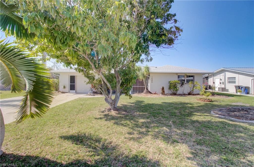 1685 Lakeside TER NORTH FORT MYERS, FL 33903
