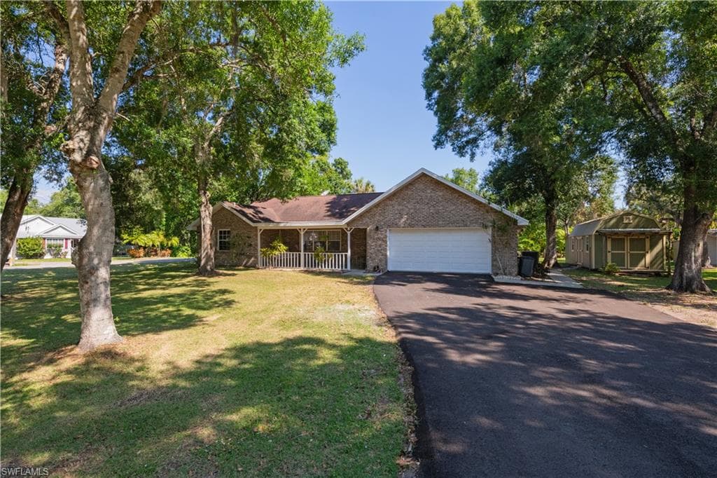 1670 Palm LN FORT DENAUD, FL 33935