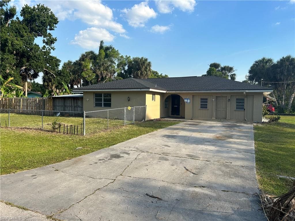695 July CIR NORTH FORT MYERS, FL 33903