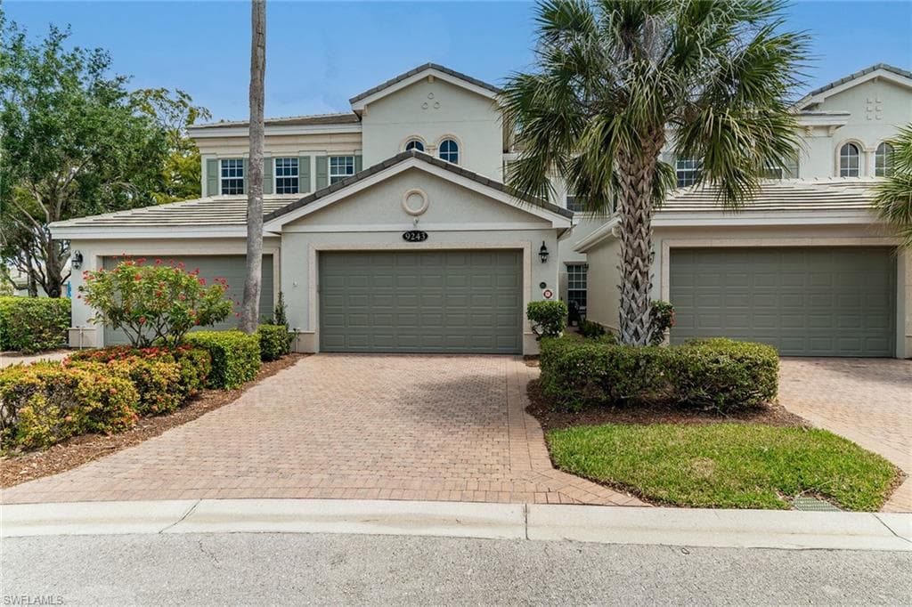 9243 Tesoro LN 201 NAPLES, FL 34114