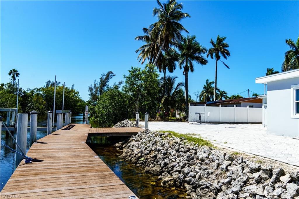 574 14th ST N NAPLES, FL 34102