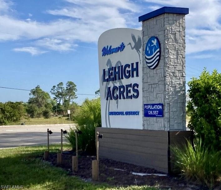 901 SARA AVE N LEHIGH ACRES, FL 33971
