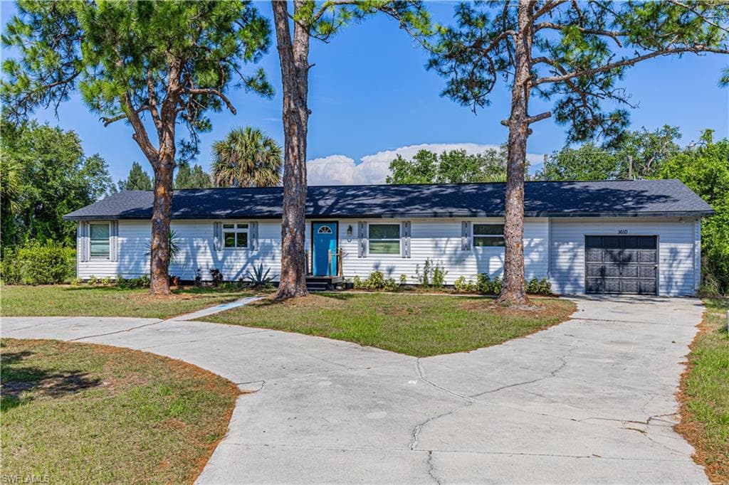 1610 Moore AVE LEHIGH ACRES, FL 33972