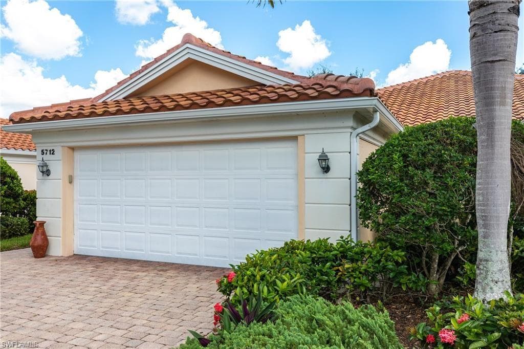 5712 Drummond WAY NAPLES, FL 34119