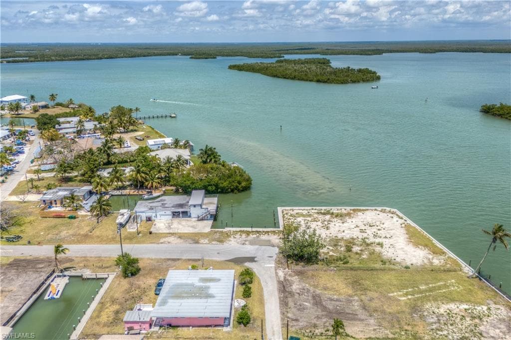 301 Pear Tree AVE GOODLAND, FL 34140