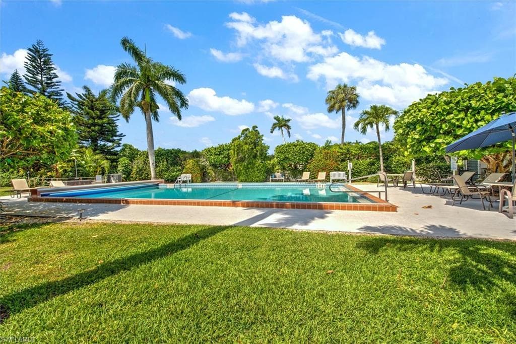 2064 Alamanda DR 7 NAPLES, FL 34102