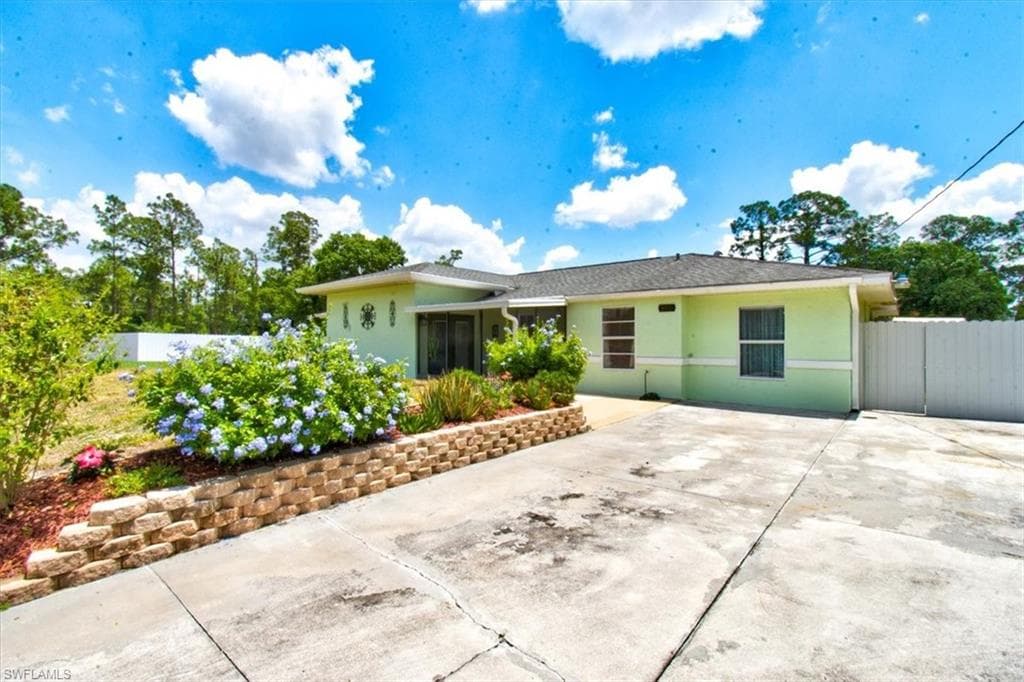 910 Moore AVE LEHIGH ACRES, FL 33972