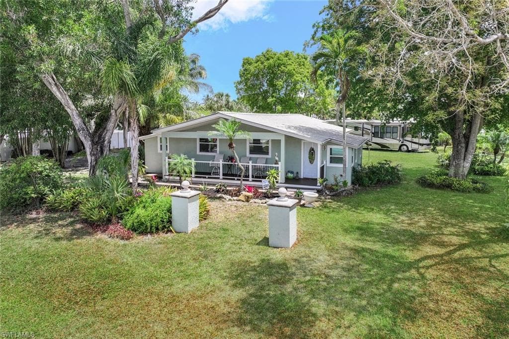 138 3rd St NAPLES, FL 34113