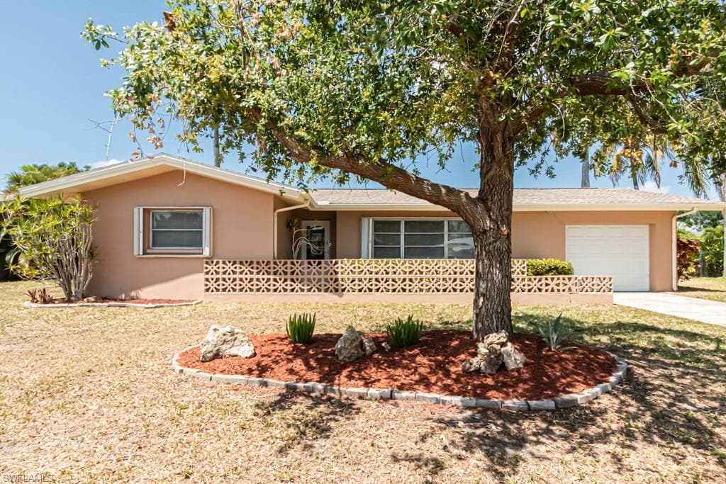 5218 Elm CT CAPE CORAL, FL 33904