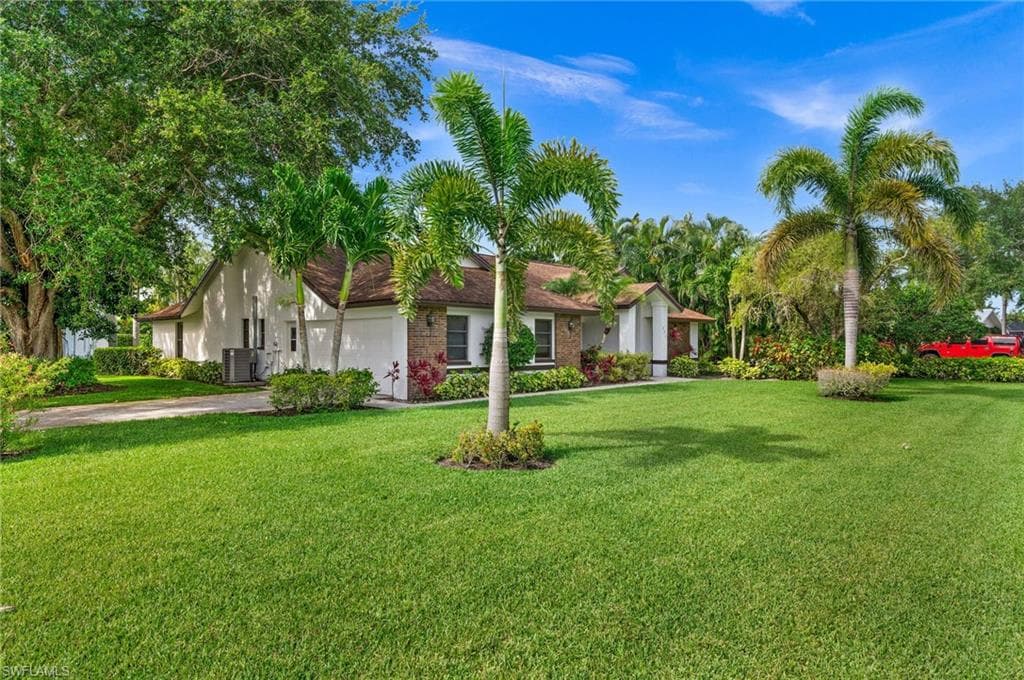 360 Country Club LN NAPLES, FL 34110