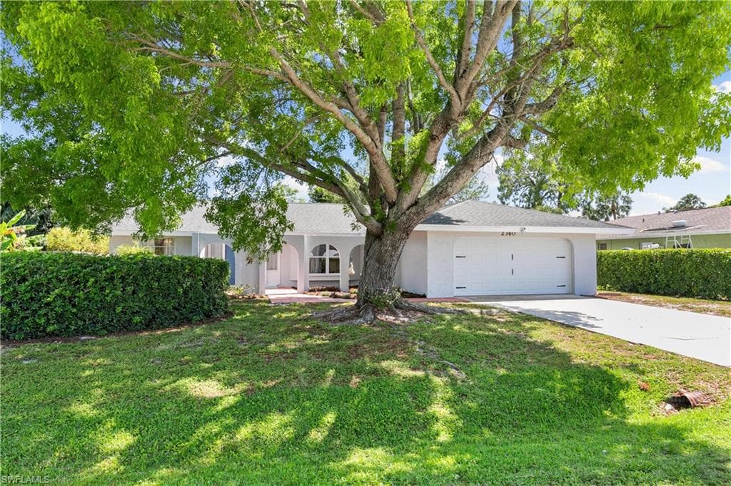 2360 Clipper WAY NAPLES, FL 34104