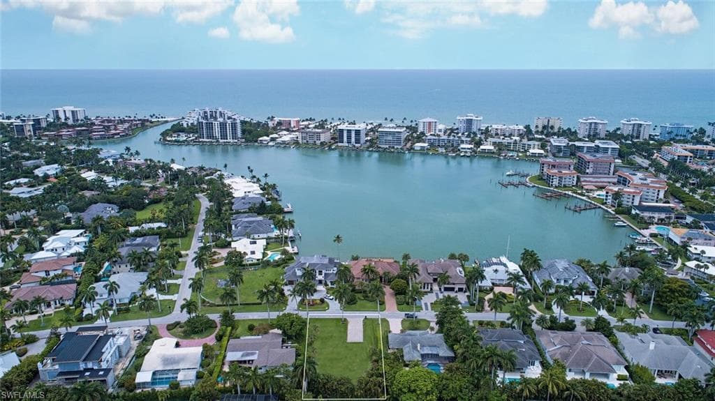 2750 Leeward LN NAPLES, FL 34103
