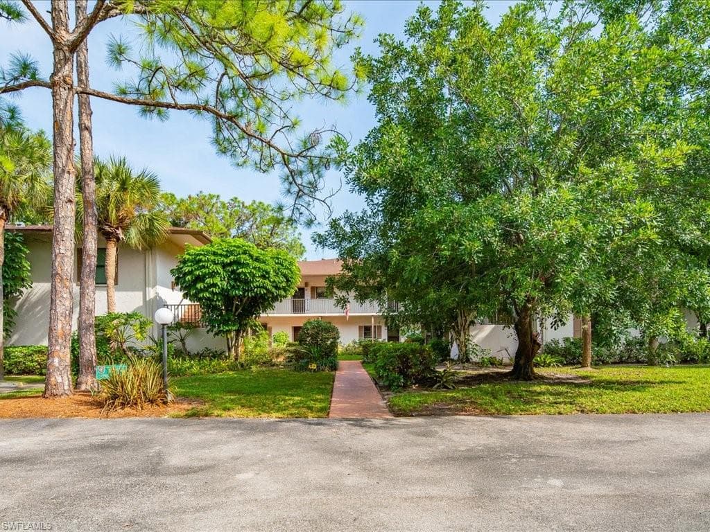 1865 Courtyard WAY F-105 NAPLES, FL 34112