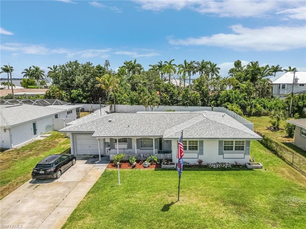 752 Coral DR CAPE CORAL, FL 33904