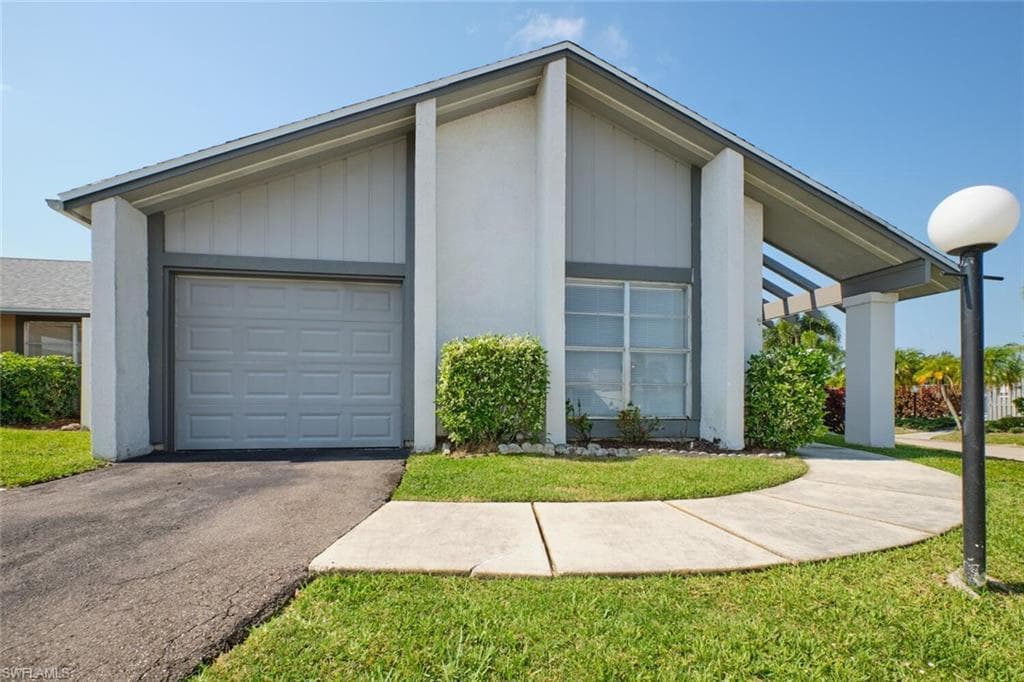 9716 Maplecrest CIR LEHIGH ACRES, FL 33936