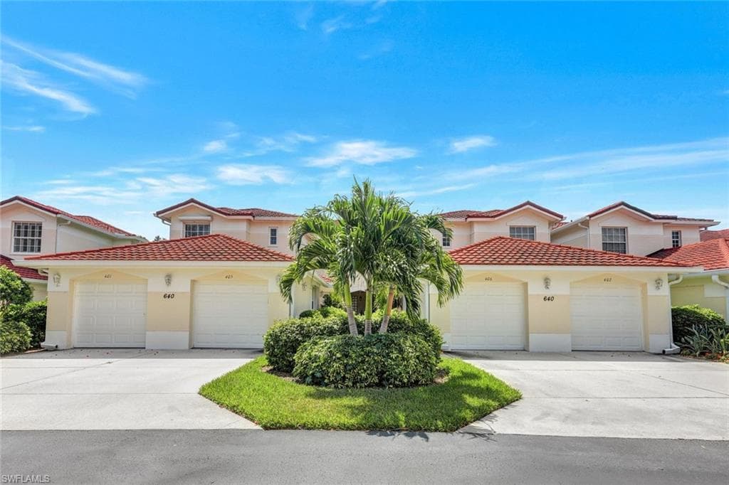 640 LALIQUE CIR 401 NAPLES, FL 34119