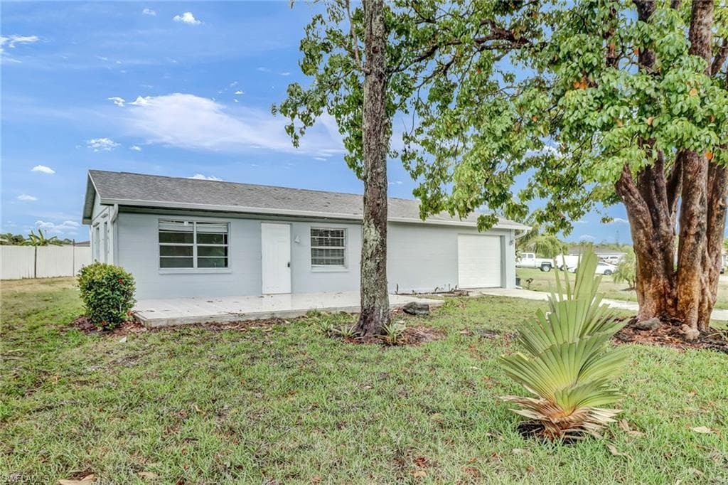 210 Stanford ST LEHIGH ACRES, FL 33936
