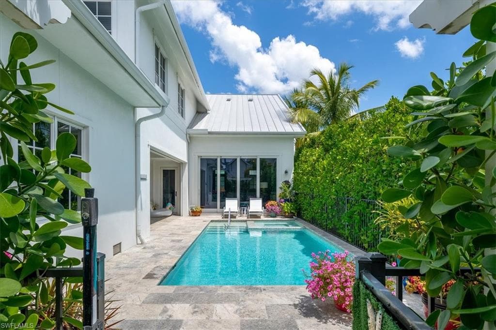 1394 1ST AVE S NAPLES, FL 34102