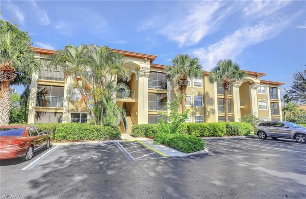 8851 Colonnades CT W 121 BONITA SPRINGS, FL 34135