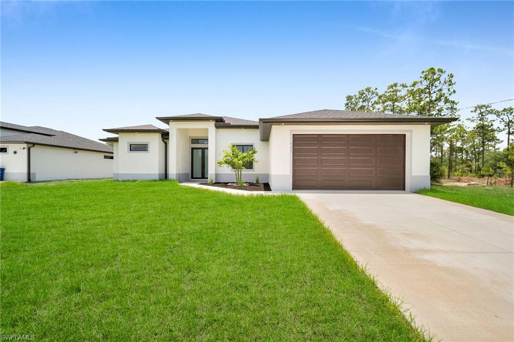 817 Calvin AVE LEHIGH ACRES, FL 33972