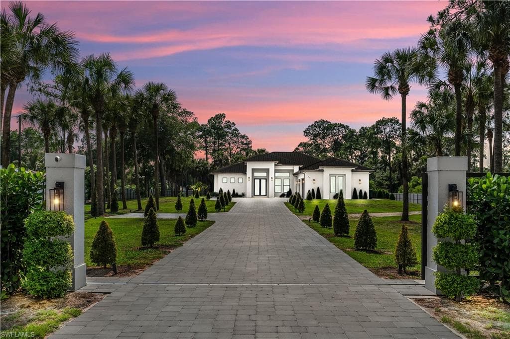 567 13th ST NW NAPLES, FL 34120