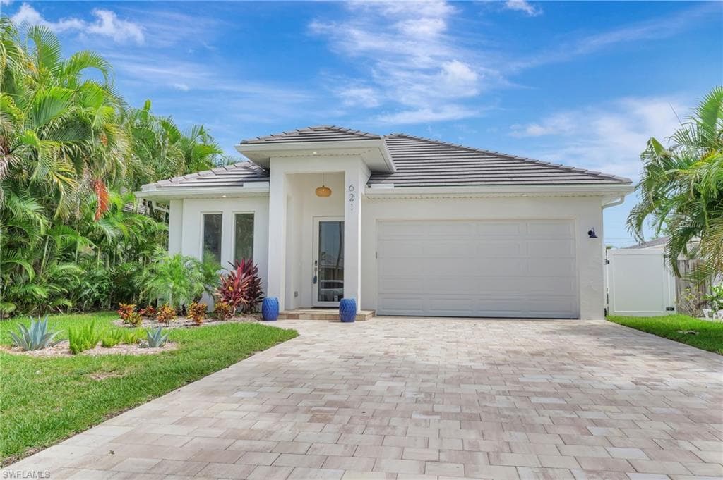 621 105th AVE N NAPLES, FL 34108