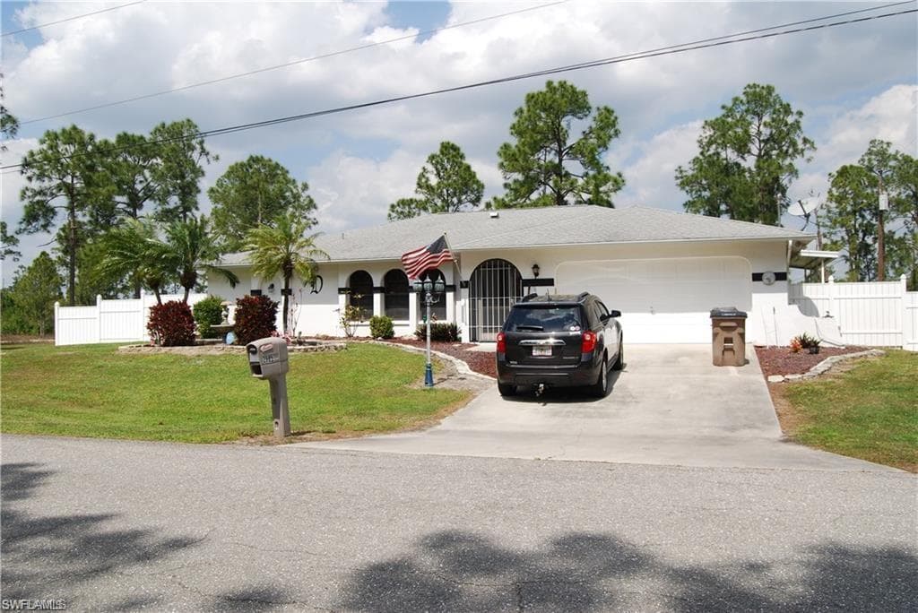 2903 E 9th ST LEHIGH ACRES, FL 33972