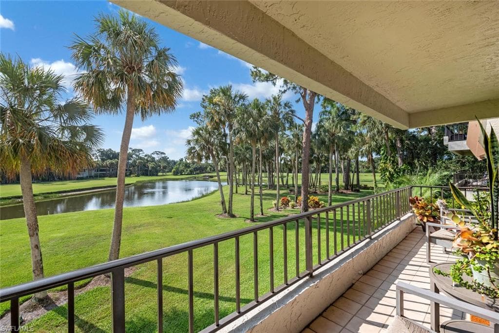 105 Clubhouse LN 288 NAPLES, FL 34105